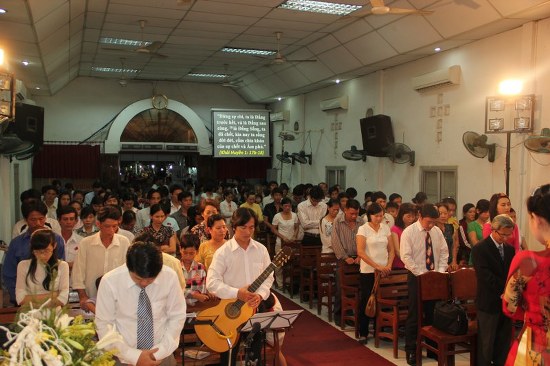 Ben_trong_nha_tho_1_550x366