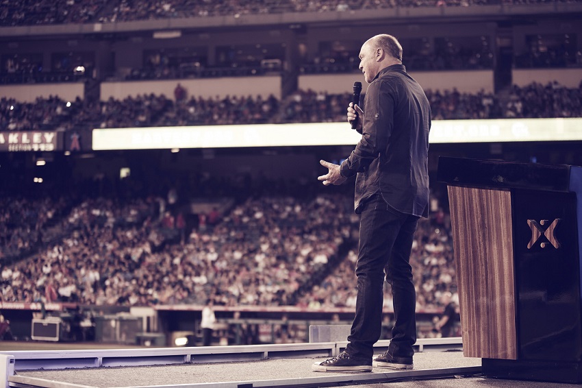 47.000 Người Tại Sự Kiện SoCal Harvest Nhân Dịp Kỷ Niệm 25 Năm Chức Vụ Của Greg Laurie