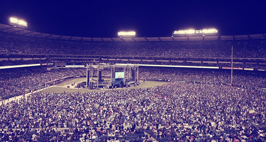 47.000 Người Tại Sự Kiện SoCal Harvest Nhân Dịp Kỷ Niệm 25 Năm Chức Vụ Của Greg Laurie