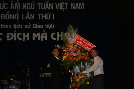 ong_pham_huy_tho_pho_ban_ton_giao_trao_tang_lang_hoa_chuc_mung_hoi_dong_cho_ms_duong_thanh_lam_sau_khi_phat_bieu_448x299
