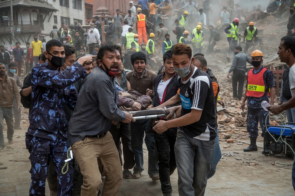 Khung cảnh cứu nạn khẩn cấp tại thủ đô Kathmandu, Nepal vào ngày 25/4 - Ảnh Getty Images