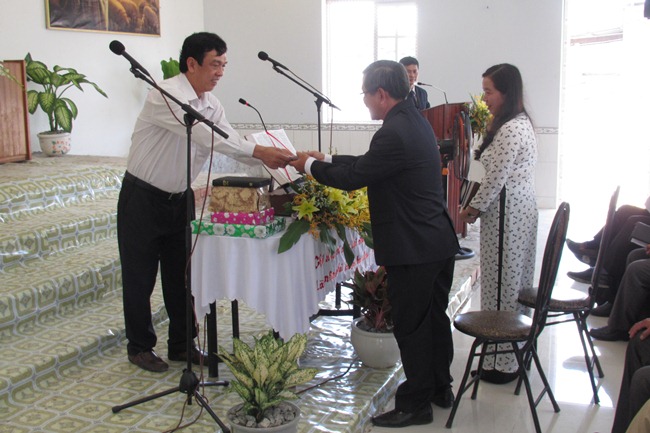 Ông Trần Minh - Đại diện Ban Tôn giáo tỉnh chúc mừng và tặng quà