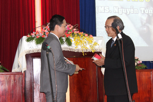 MS Nguyễn Tờn, Ủy viên TLH, thực hiện nghi thức bổ nhiệm