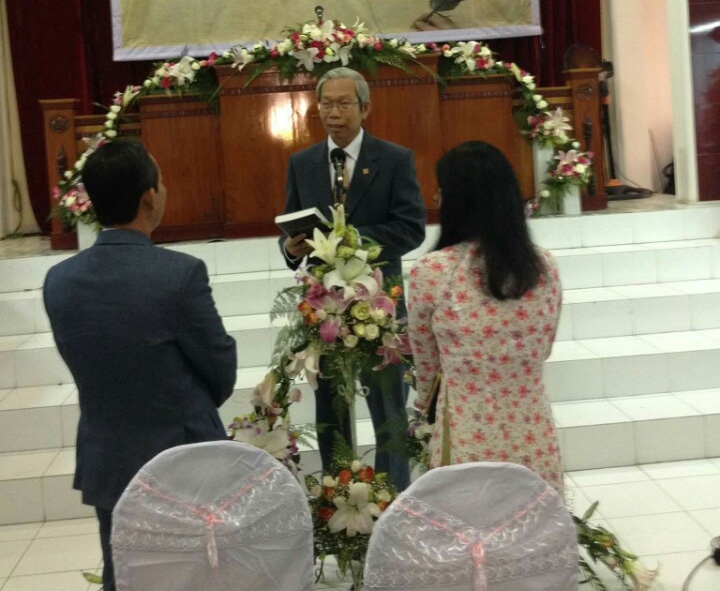 Mục sư Phạm Trọng Huy đại diện TLH trao Kinh Thánh