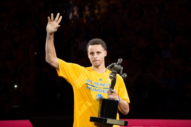 Stephen Curry và giải thưởng bóng rổ danh giá.