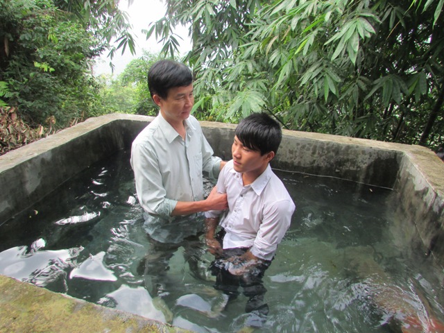 Một tân tín hữu nhận Báp-têm