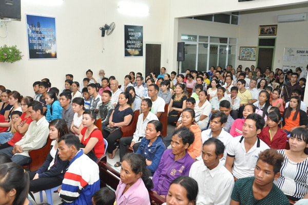 Cả nhà thờ được đầy kín bởi số lượng thân hữu tham dự chương trình