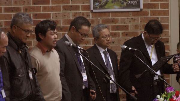 Mục sư Philíp và Mục sư Lý Văn Quang cầu nguyện cho Tiểu hội.