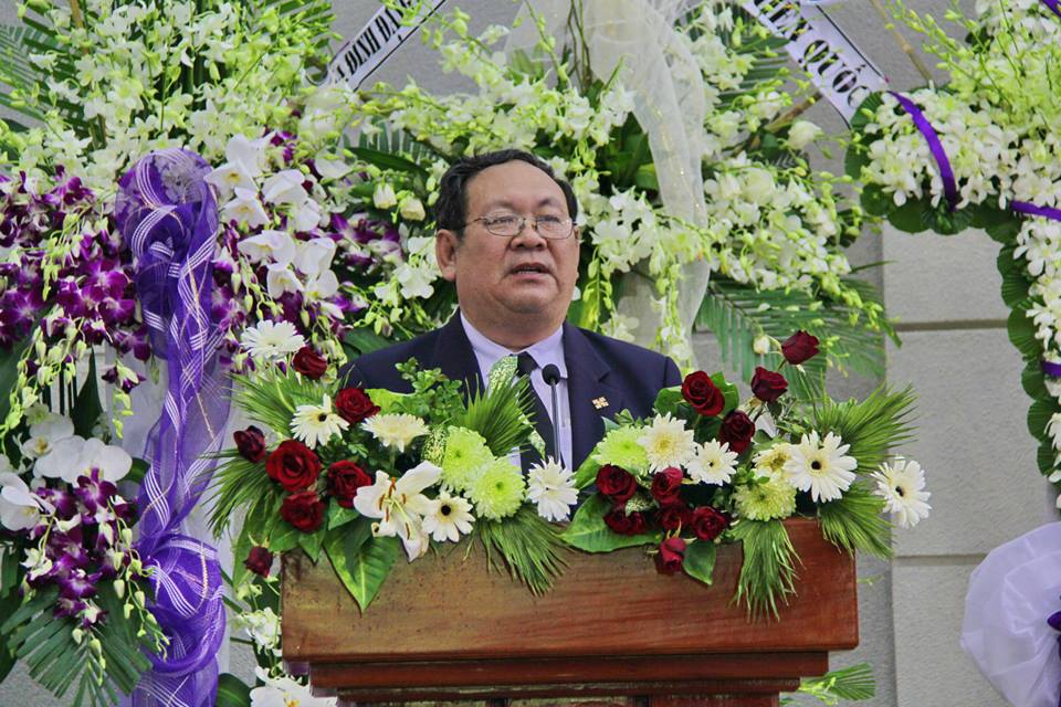 Mục sư Võ Thành Phê, UVTLH, đại diện TLH phân ưu cùng tang quyến.