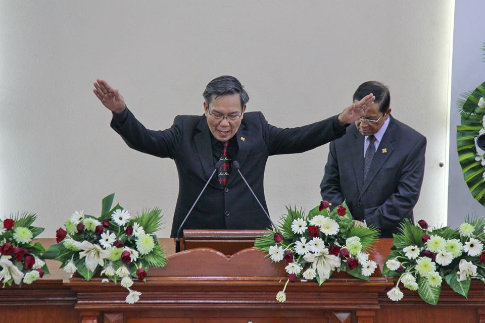 Mục sư Võ Đình Đán cầu nguyện chúc phước.