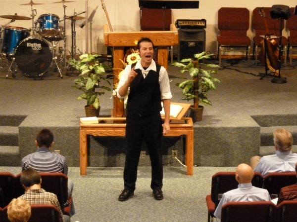 Tom Meyer kể lại toàn bộ cuốn Kinh Thánh tại một nhà thờ.
