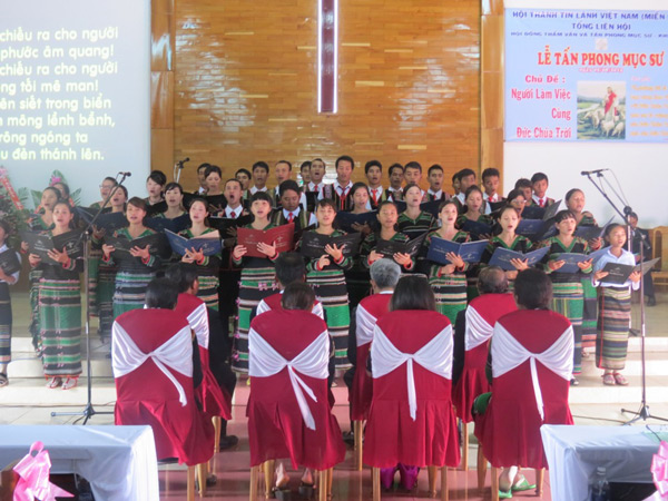 Ban hát Chi Hội Dâng Nglung tôn vinh Chúa