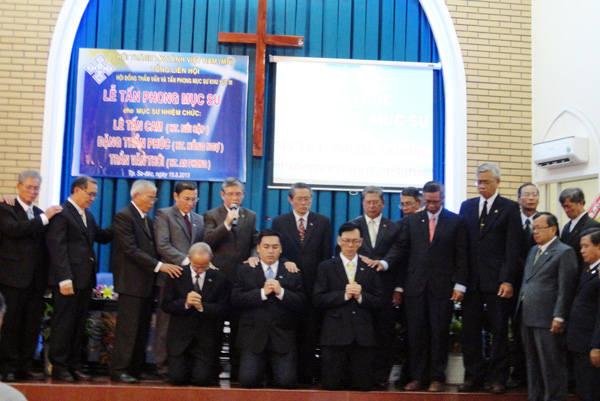 Mục sư Nguyễn Văn Ngọc – Phó Tổng Thủ Quỹ TLH cùng với Mục sư đoàn đặt tay cầu nguyện cho các Tân Mục sư.