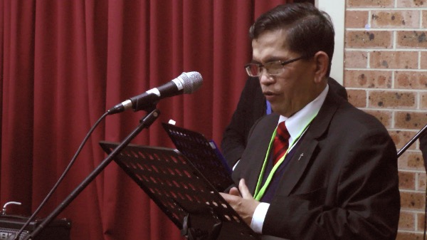 Mục sư Ngô Minh Quang - Hội trưởng HTTL VN tại Úc cầu nguyện khai lễ.