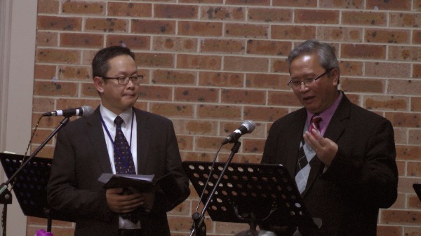 Mục sư Nguyễn Hùng Vương - Chủ tịch Hiệp hội Tin lành Báp Tít Việt Nam tại Úc, đọc diễn văn khai mạc.