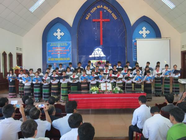 Ban hát huyện Krông Nô tôn vinh Chúa.