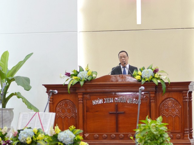 Mục sư Nguyễn Xuân Sanh rao giảng Tin Lành.