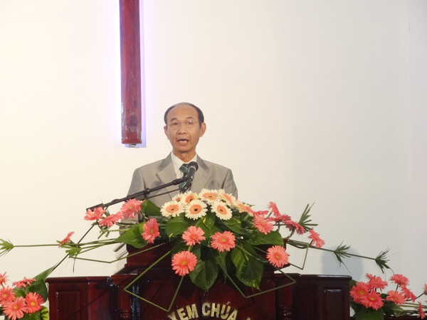 Mục sư Nguyễn Hữu Bình - Phó Hội trưởng II HTTLVN(MN) - chia sẻ sứ điệp Phúc Âm.