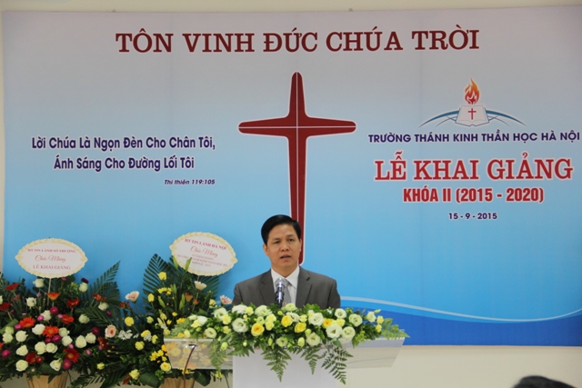 Mục sư Hội Trưởng Nguyễn Hữu Mạc giảng Lời Chúa.