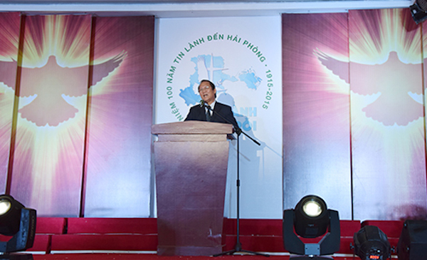 Mục sư Phan Vĩnh Cự - Hội Trưởng Tổng Liên Hội HTTLVN (MN) giảng luận Lời Chúa.