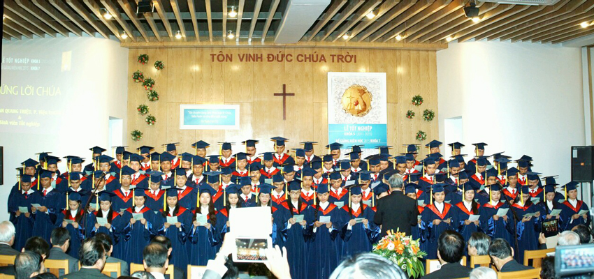 Mục sư Phan Quang Thiệu – Phó Viện trưởng và sinh viên tốt nghiệp đối đáp đáp ứng Lời Chúa.