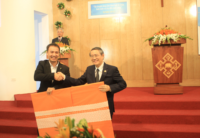 Mục sư Bùi Quốc Phong - Ủy viên Tổng Hội HTTLVN (MB) chúc mừng và tặng quà.
