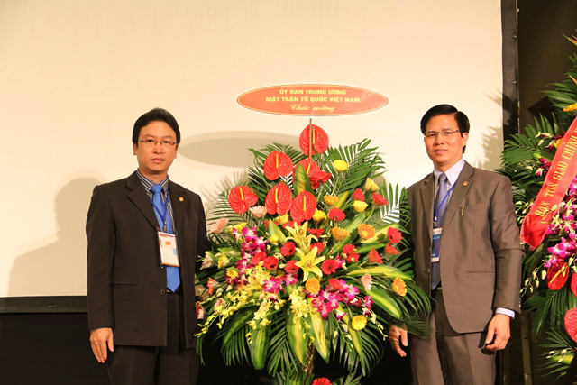 Ông Nguyễn Văn Thanh, Trưởng Ban Tôn Giáo UBTWMTTQVN tặng hoa chúc mừng. 