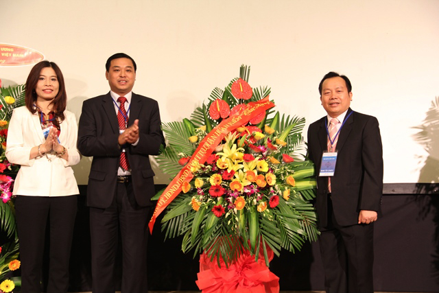 Ông Đinh Hồng Phong, Phó Chủ tịch UBND quận Hoàn Kiếm tặng hoa chúc mừng.