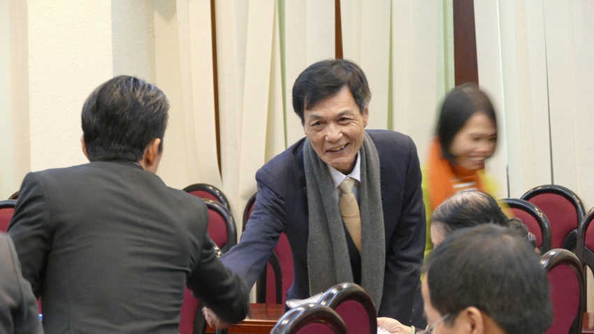 Tiến sĩ Nguyễn Quốc Tuấn bắt tay chào thăm Quý đại biểu.