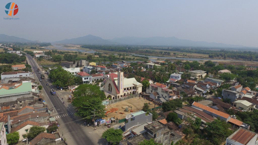 Toàn cảnh Nhà Thờ Tin Lành Phú Phong và khu công trình ngay sát bên hông nhìn từ trên cao.