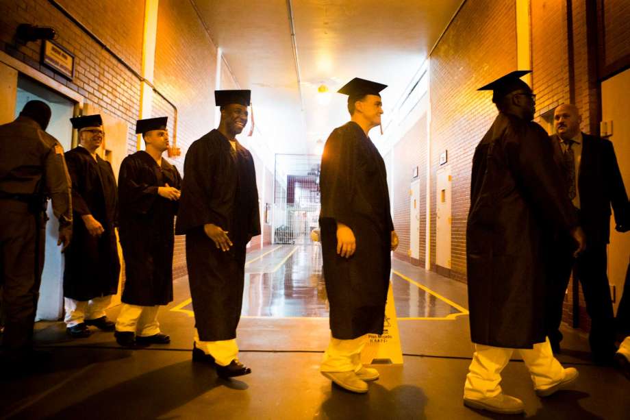 Tù nhân nam tại nhà tù Darrington xếp hàng nhận bằng tốt nghiệp thần học vào năm 2015.