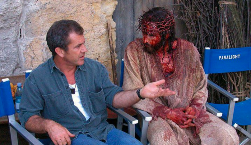Đạo diễn Mel Gibson và diễn viên chính Jim Caviezel trong quá trình quay "The Passion".