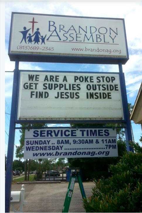 Một nhà thờ tại Mỹ với tấm biển: “Chúng tôi là một Pokéstop. Hãy tìm kiếm trang bị ngoài sân, và tìm kiếm Chúa Giêxu trong nhà thờ”.