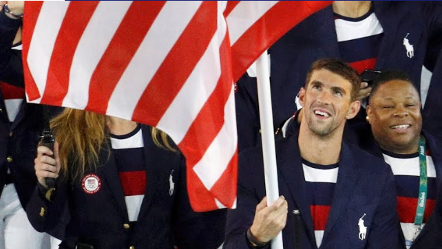 Michael Phelps là người được vinh dự cầm cờ đại diện cho đoàn thể thao Mỹ.