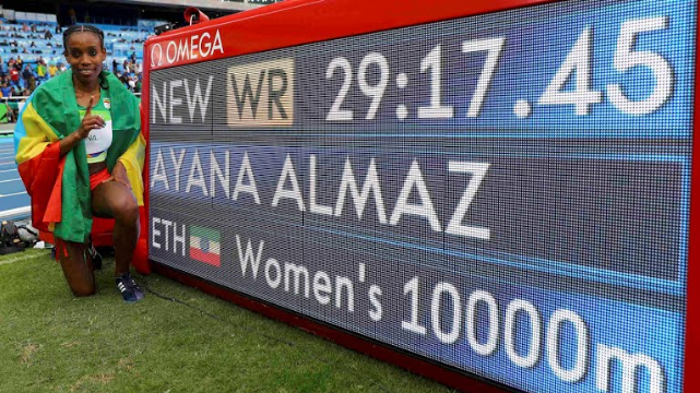 Vận động viên điền kinh Almaz Ayana và kỷ lục vừa thiết lập.