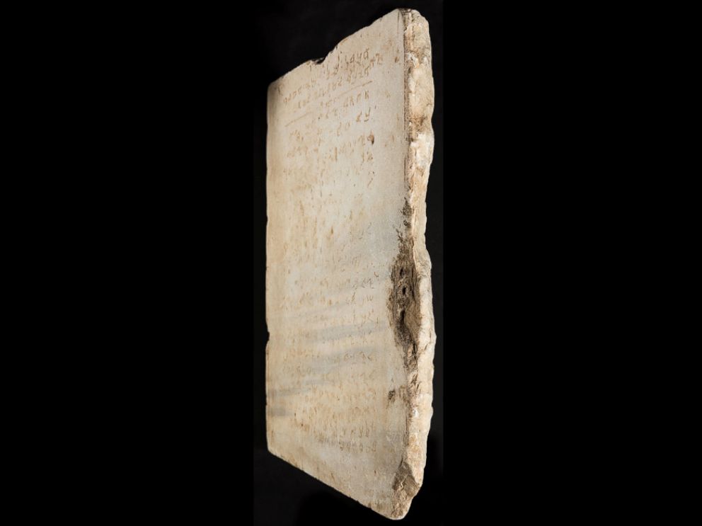 Phiến đá khắc Mười Điều Răn có tuổi đời lâu nhất được bán với giá 850.000USD.