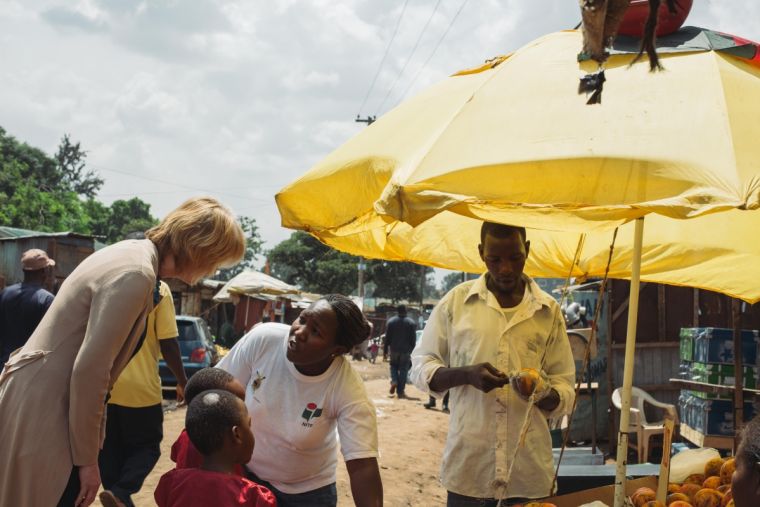 Bonnie Yule-Kuehne viếng thăm các em nhỏ đang được Compassion Kenya giúp đỡ.