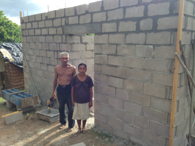 Công việc tại Choluteca còn có cả giúp đỡ người nghèo khó xây dựng nhà cửa.