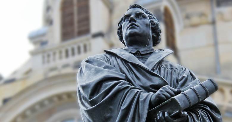 Tượng Martin Luther tay cầm quyển Kinh Thánh