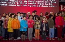 Mùa Gặt Giáng Sinh: 56 Thân Hữu Tiếp Nhận Chúa Trong Đêm Rét Buốt Tại Thủ Đô