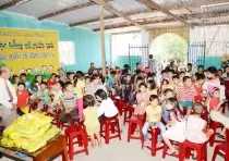 Chi Hội Nam Ô - TP Đà Nẵng Trao Học Bổng Và Quà Cho Thiếu Nhi