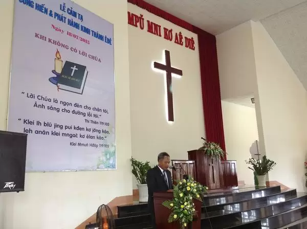 Mục sư Y-Thun Buôn Krông hướng dẫn chương trình
