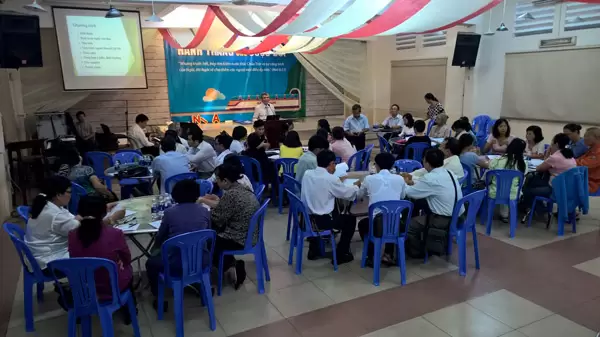 Quang cảnh buổi họp mặt, hướng dẫn thờ phượng.
