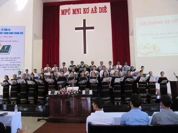 Ban hát Hội Thánh Buôn Alê A tôn vinh Chúa