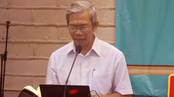 Mục sư Phạm Trọng Huy cầu nguyện khai lễ.