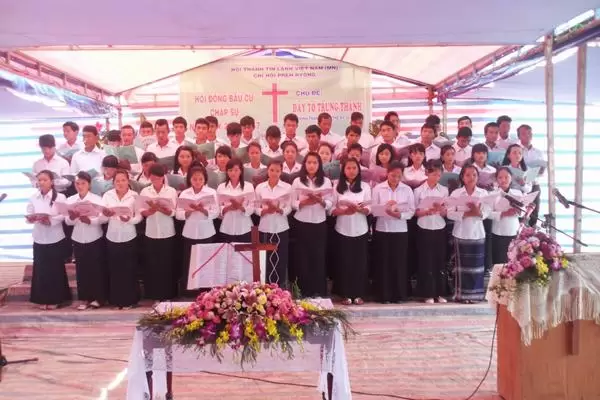 Ban hát Thanh niên khu vực xã Phú Hội tôn vinh Chúa