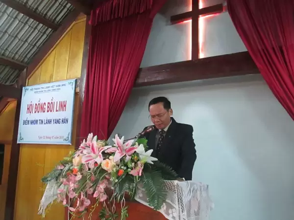 Mục sư Huỳnh Cường cầu nguyện khai lễ