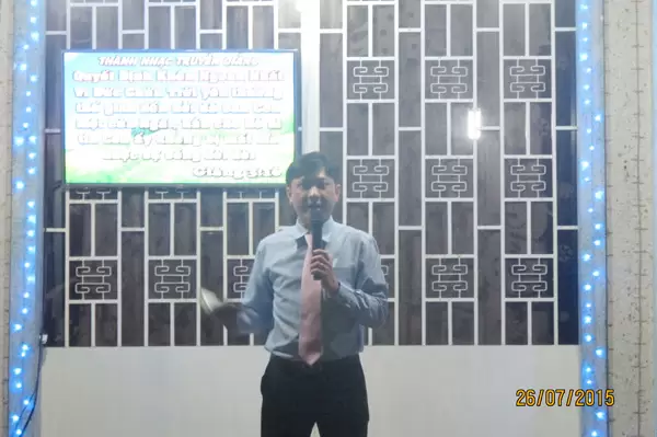 Mục sư Huỳnh Phi Toàn trình bày sứ điệp Phúc Âm