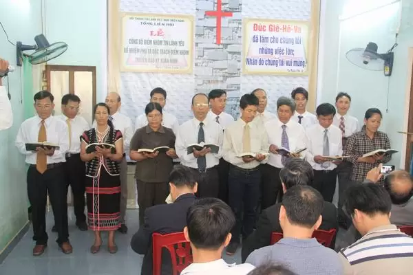 Ban Chấp sự Hội Thánh Tin Lành Achôm 2 tôn vinh Chúa