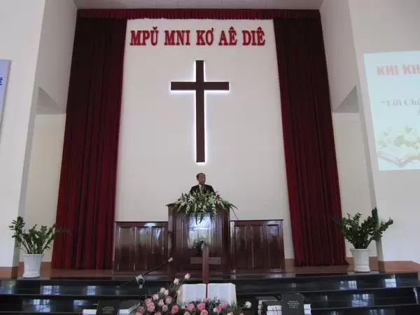 Mục sư Nguyễn Hữu Bình, Phó Hội Trưởng II HTTLVN (MN) giảng Lời Chúa